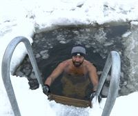 Agua ''fresca'' del norte: Juanjo y la reportera Arantzazu se dan un baño en el lago congelado de Annaboda