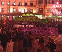 Pancartas contra la violencia machista y a favor de la lucha feminista en la movilización de 1994, en Bilbao