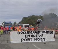 Manifestariek Baionako porturako sarbidea blokeatu dute
