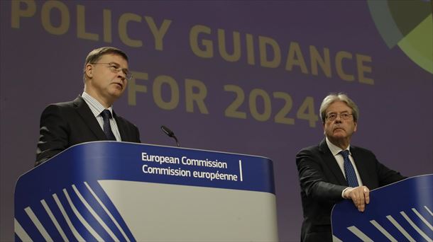 El vicepresidente económico, Valdis Dombrovskis, y el comisario de Economía, Paolo Gentiloni. EFE