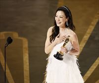 Michelle Yeohk emakumezko aktore onenaren Oscar saria irabazi du