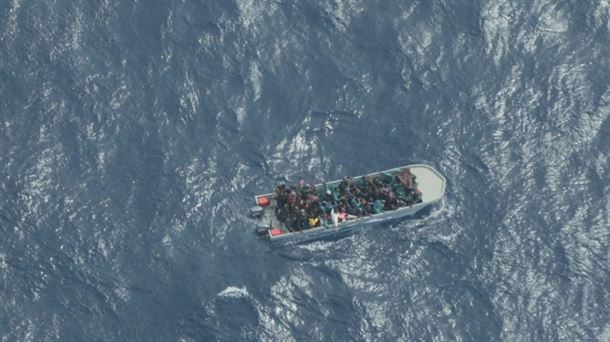 Barco en el que viajaban los migrantes. Imagen obtenida de un vídeo de Agencias.