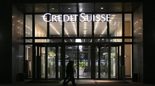 Credit Suisse cierra con caídas del 24 % que conmocionan a la banca europea