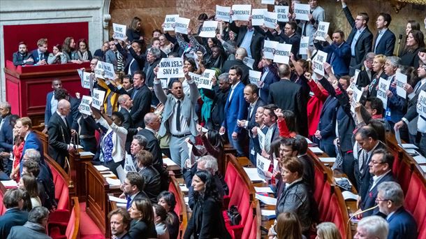 Diputados de la coalición NUPES protestan en la Asamblea Nacional francesa.