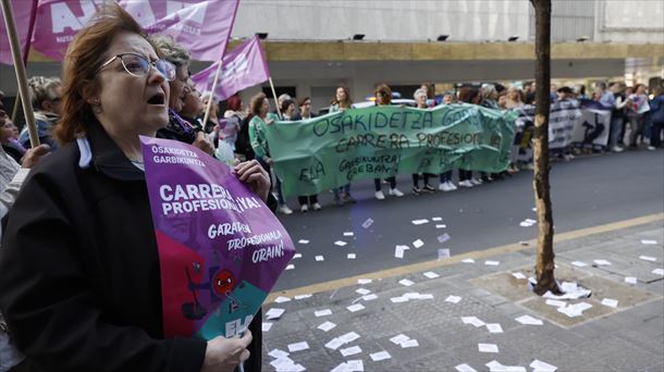 Concentración de las trabajadoras frente al CRL en Bilbao.