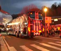 Cientos de personas reciben de forma espectacular a la Real a su llegada a Anoeta en autobús