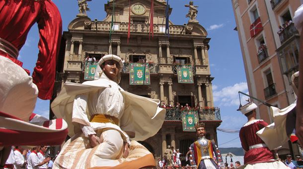 Gigantes de Pamplona bailando frente al ayuntamiento