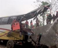 Gutxienez 19 pertsona hil dira Bangladeshen izandako autobus-istripu batean