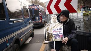 Macron encara una semana crítica con dos mociones de censura y los sindicatos decididos a seguir en lucha