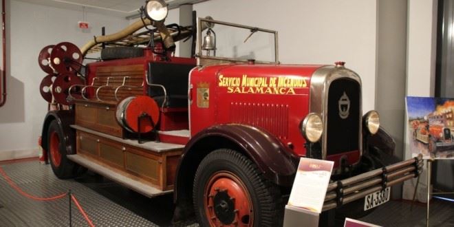 Camión de bomberos Somua fabricado en La Naval de Sestao (Museo de la Automoción de Salamanca)