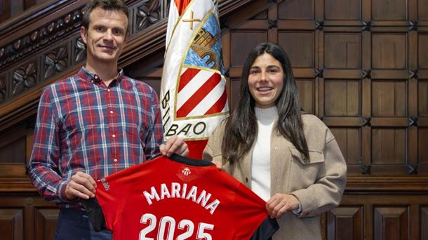 Mariana, tras renovar, junto al presidente del Athletic, Jon Uriarte. Foto: Athletic Club. 