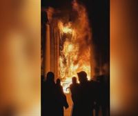 Un grupo de manifestantes prende fuego a la puerta del Ayuntamiento de Burdeos