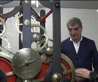 Juan Antonio Izagirre ha limpiado y arreglado el viejo reloj de la Ermita de Santiago de Ermua
