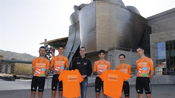 Se ha presentado el equipo Euskaltel-Euskadi para la Itzulia, y la camiseta para la afición (EFE).