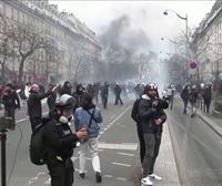 Una gran manifestación en ambiente festivo termina otra vez con enfrentamientos en París