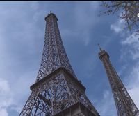 Junto a la Torre Eiffel de París se ha colocado su réplica, Eiffela, 10 veces más pequeña que la original