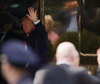 Donald Trump New Yorkera iritsi da, epaile baten aurrean deklaratu beharko duelako gaur