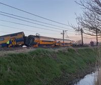 Al menos un muerto y 30 heridos por el descarrilamiento de un tren en los Países Bajos