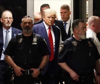 Donald Trumpek bere burua entregatu du Stormy Daniels aktore pornoaren auziko karguak irakur diezazkioten