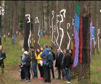 Las y los visitantes disfrutan del nuevo bosque de Oma mientras ven cómo se pinta