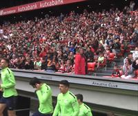 El Athletic se entrena en San Mamés, donde recibe el apoyo de miles de aficionados