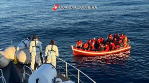 Efectivos de la Guardia Costera italiana en un rescate en el Mediterráneo. 