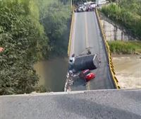 El aparatoso derrumbe de un puente en Colombia provoca la muerte a dos policías