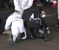 Japoniako lehen ministroa ebakuatu dute hauteskunde ekitaldi batetik, leherketa baten ostean