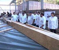 Los artesanos de la asociación Gozoa comienzan a construir una txalupa ballenera de chocolate de 8 metros