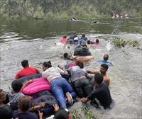 Cientos de migrantes se lanzan al río Bravo pese al aviso de los agentes mexicanos