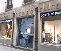Comercios y clientes 'de toda la vida' en el casco viejo de Bilbao
