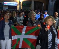 Una marcha silenciosa con velas recorre las calles de Gernika en el 86 aniversario del bombardeo
