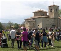 Miles de personas se reúnen en las campas de Armentia para celebrar San Prudencio