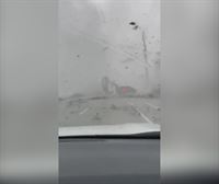 Un coche sale volando al ser atrapado por un tornado en Florida