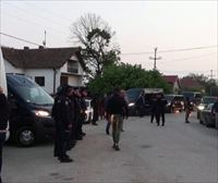 Gizon batek zortzi pertsona hil ditu tirokatuta Serbia erdigunean