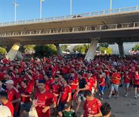Miles de aficionados y aficionadas han ido en kalejira a La Cartuja, para la final