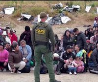 Miles de migrantes llegan a los pasos fronterizos y esperan poder entrar en EEUU