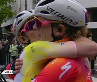 Abrazo emotivo entre Reusser y Vollering tras la 3ª etapa de la Itzulia Women 2023