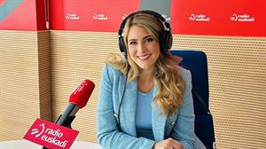 Sofía Esparza visita el estudio de Radio Euskadi en Iruñea