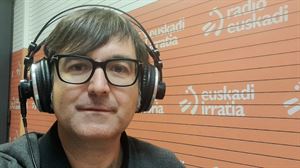 Pablo Lodeiro, de Bellota herramientas, visita los estudios de radio de Vivir para Ver en Gasteiz