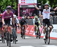 Pascal Ackermann gana en Tortona un esprint espectacular, en la etapa en que Geoghegan Hart abandona el Giro