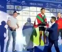 Gana el triatlón de Ibiza y al recoger la medalla intentan quitarle la ikurriña