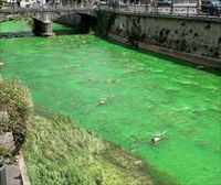 El río Urola se tiñe de verde