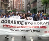 Las asociaciones Gorabide y Gaude se han manifestado en Bilbao por un convenio digno