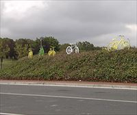 Colocan en las calles de Gasteiz bicicletas pintadas y decoradas con vistas al Tour de Francia