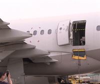 Un pasajero abre la puerta de un avión en pleno vuelo en Corea del Sur