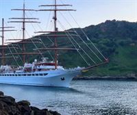 El 'Sea Cloud Spirit', el segundo velero más grande del mundo, entra en el puerto de Pasaia