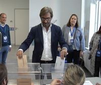 Iñaki Oyarzábal deposita su voto