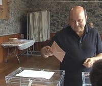 Andoni Ortuzar, en su colegio electoral en Abanto-Zierbena