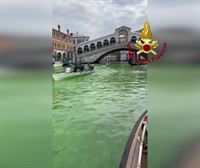 El agua del Gran Canal de Venecia se tiñe de verde